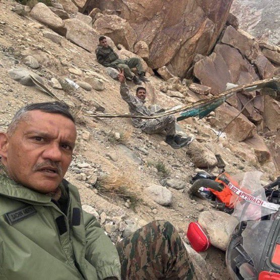 Woundedlioon's tweet photo. Entire Indian military can be beaten by grup of 10 yr old WHITE boys Saar 

Indian Army officers after        WHITE Army 
Plane crash🗿                               Officers 🤢 https://t.co/xc7EwUEebb