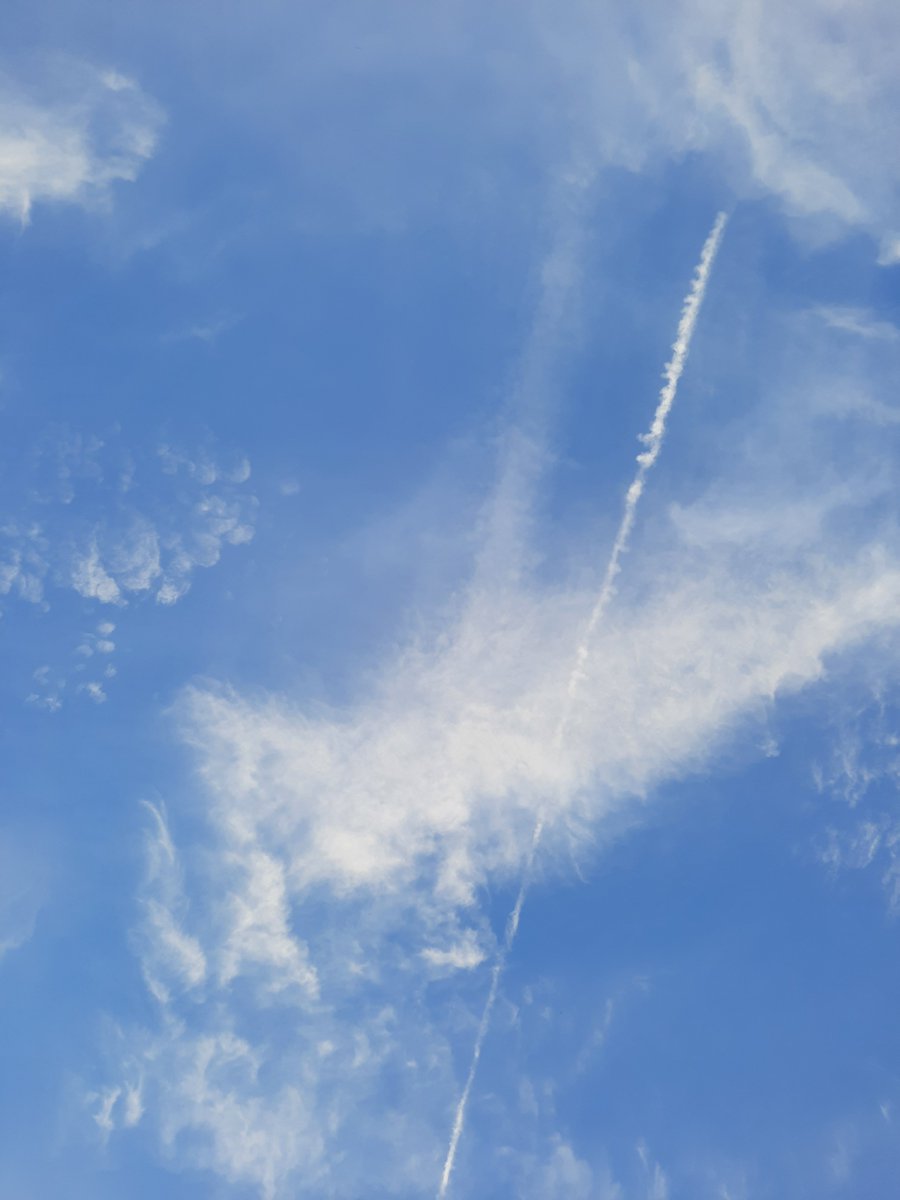 AlexV595315's tweet photo. Chemtrails Belgium.  No rain allowed. They have been suppressing the rain for 5 weeks now, using geoingeneery, spraying crap in the sky 24/7.
Wake up prople. You live like rats in cages. https://t.co/qmcIeTnWIC