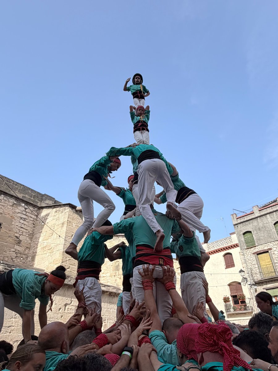 CCSPISP's tweet photo. Resum Diada FM de La Fatarella:

🟢 3d8 revalidant galons de 8 d'aquesta plaça de la Terra Alta.

🟢5d7 vuit aquesta temporada 

🟢4d7a q espera a la calor x obrir el ventall

🟢Pd6 x agraïr a La Fatarella el seu caliu

🟢Vd5 

🪄 I la màgia de La Fatarella 

#castells https://t.co/E8zPOwRxUb