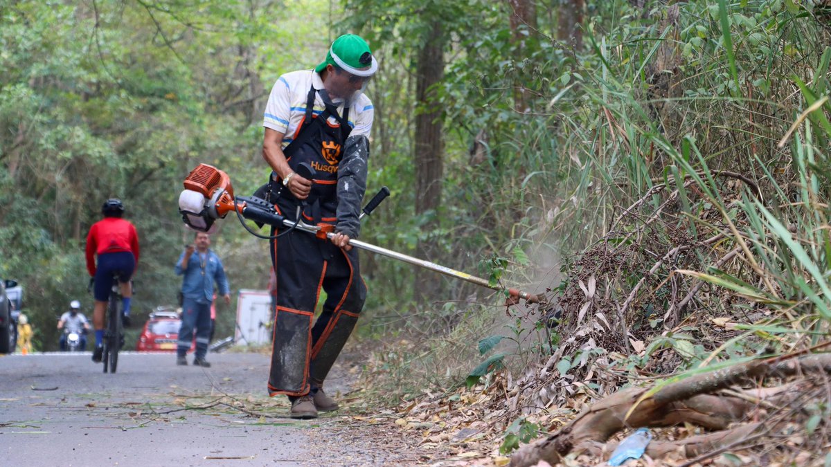 ICCUGOB's tweet photo. Estas acciones complementan las labores de mantenimiento que ejecutamos sobre la troncal del #Tequendama, reafirmando que el trabajo conjunto es fundamental para conservar nuestras vías y brindar mejores condiciones de movilidad a quienes las recorren todos los días. https://t.co/hQFSFR6gox