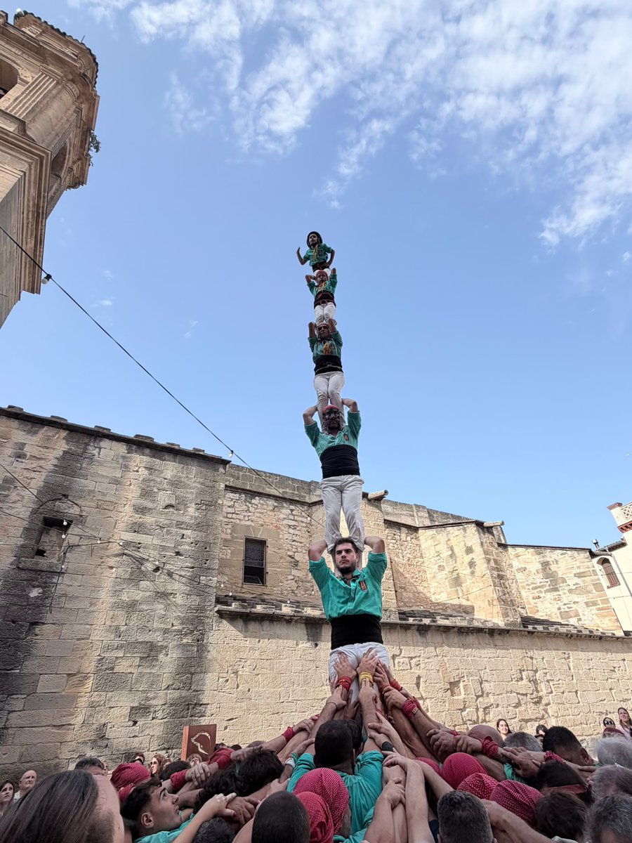 CCSPISP's tweet photo. Resum Diada FM de La Fatarella:

🟢 3d8 revalidant galons de 8 d'aquesta plaça de la Terra Alta.

🟢5d7 vuit aquesta temporada 

🟢4d7a q espera a la calor x obrir el ventall

🟢Pd6 x agraïr a La Fatarella el seu caliu

🟢Vd5 

🪄 I la màgia de La Fatarella 

#castells https://t.co/E8zPOwRxUb