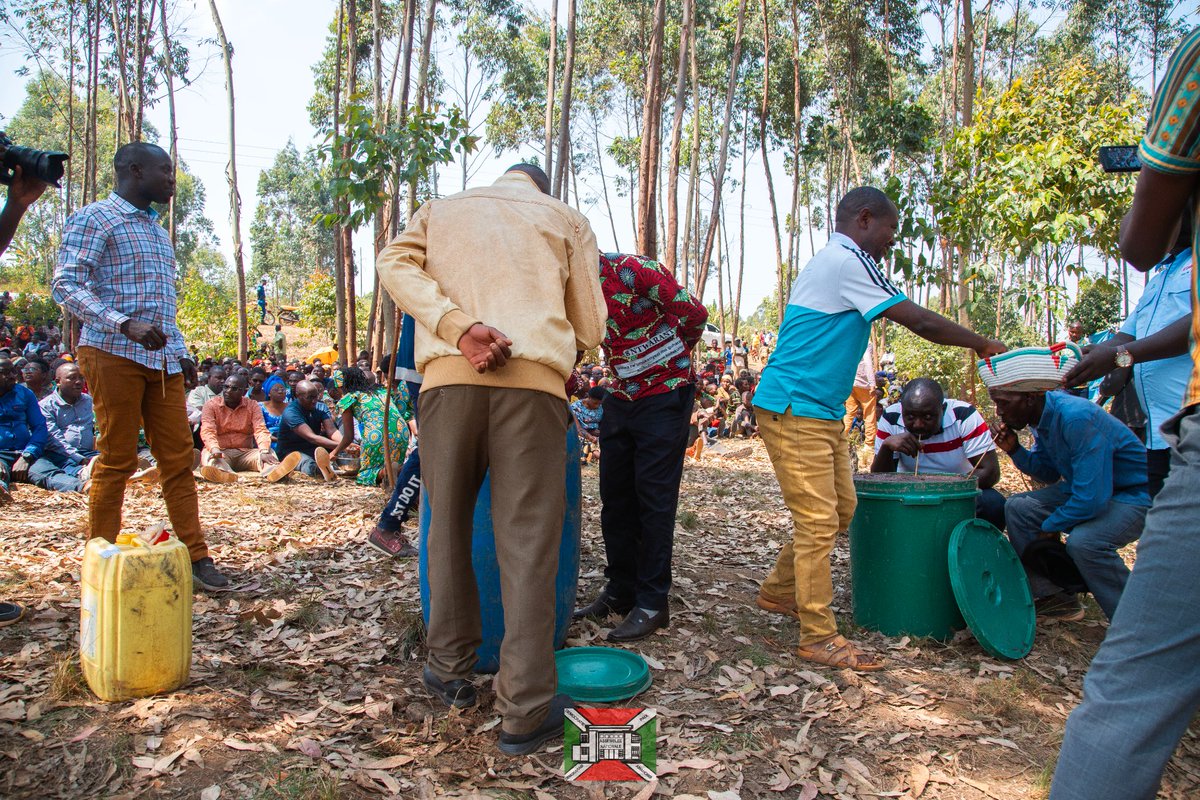 nshingamateka's tweet photo. 4/4 L'Hon.#FabriceNkurunziza a appelé les administratifs et médiateurs collinaires à bien servir la population, pour éviter des conflits inutiles et récurrents. A l'occasion de la fête communale à #Rutana, les personnes qui se sont demarquées plus que d'autres ont été honorées. https://t.co/UOSwsOmYHI