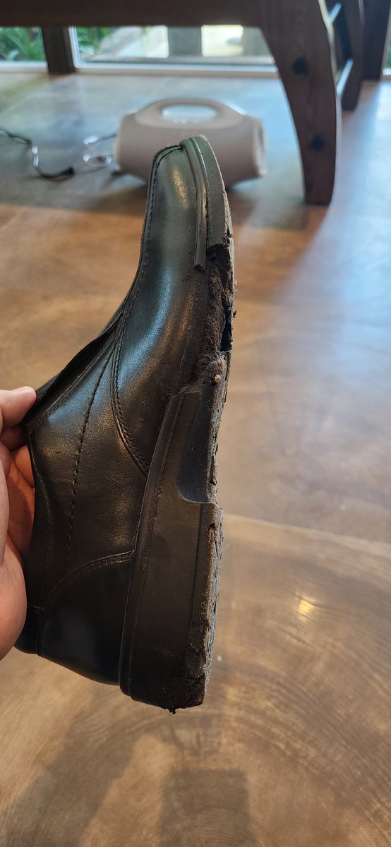 clavitodoga's tweet photo. Mira @flexi le regalé esos zapatos a un amigo y ya me mento mi madre por regalarle esos que al primero uso valieron https://t.co/0KX0kXr5Hl