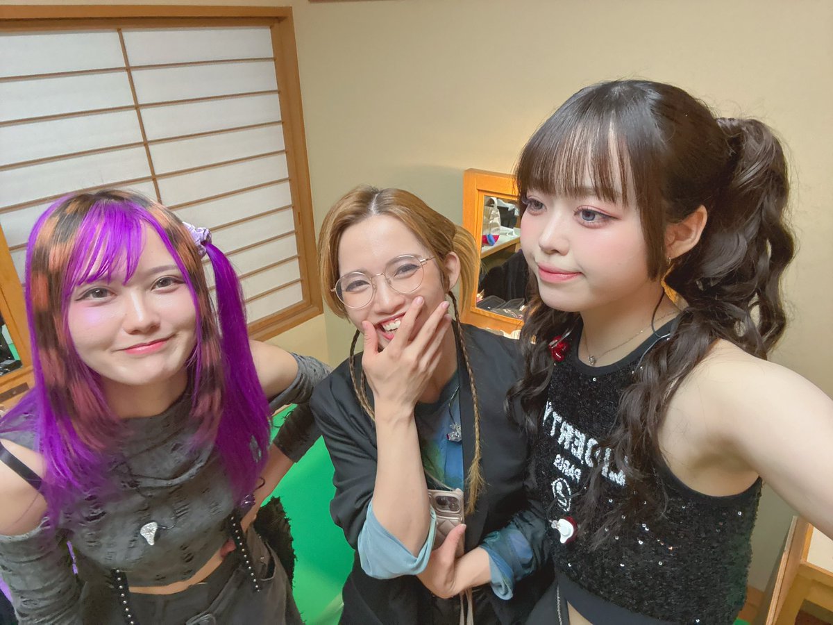 mochimochimuuch's tweet photo. 明治座DAY2ありがとうございました🩵
昼夜公演合わせて6ステージというとっても濃厚な1日！
私立恵比寿中学さんのステージで、中本の話出来るとは思わなくて嬉しかったです❤️‍🔥激辛仲間嬉しい〜☺️🫶

DAY3の今日はMETALVERSEさんとKOIAIで弾きます！ラスト1日楽しもうね〜！

ちゃんゆにとミレイちゃんと🕶️