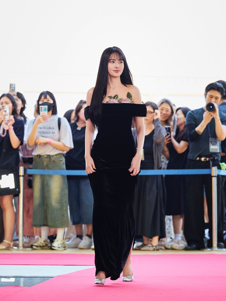 iconicstayc's tweet photo. Photographer Lee Jungmu (1eejungmu) Instagram update with Yoon at the 5th Blue Dragon Series Awards Red Carpet

#STAYC #스테이씨 #YOON #윤 https://t.co/cDxWvKzG5P