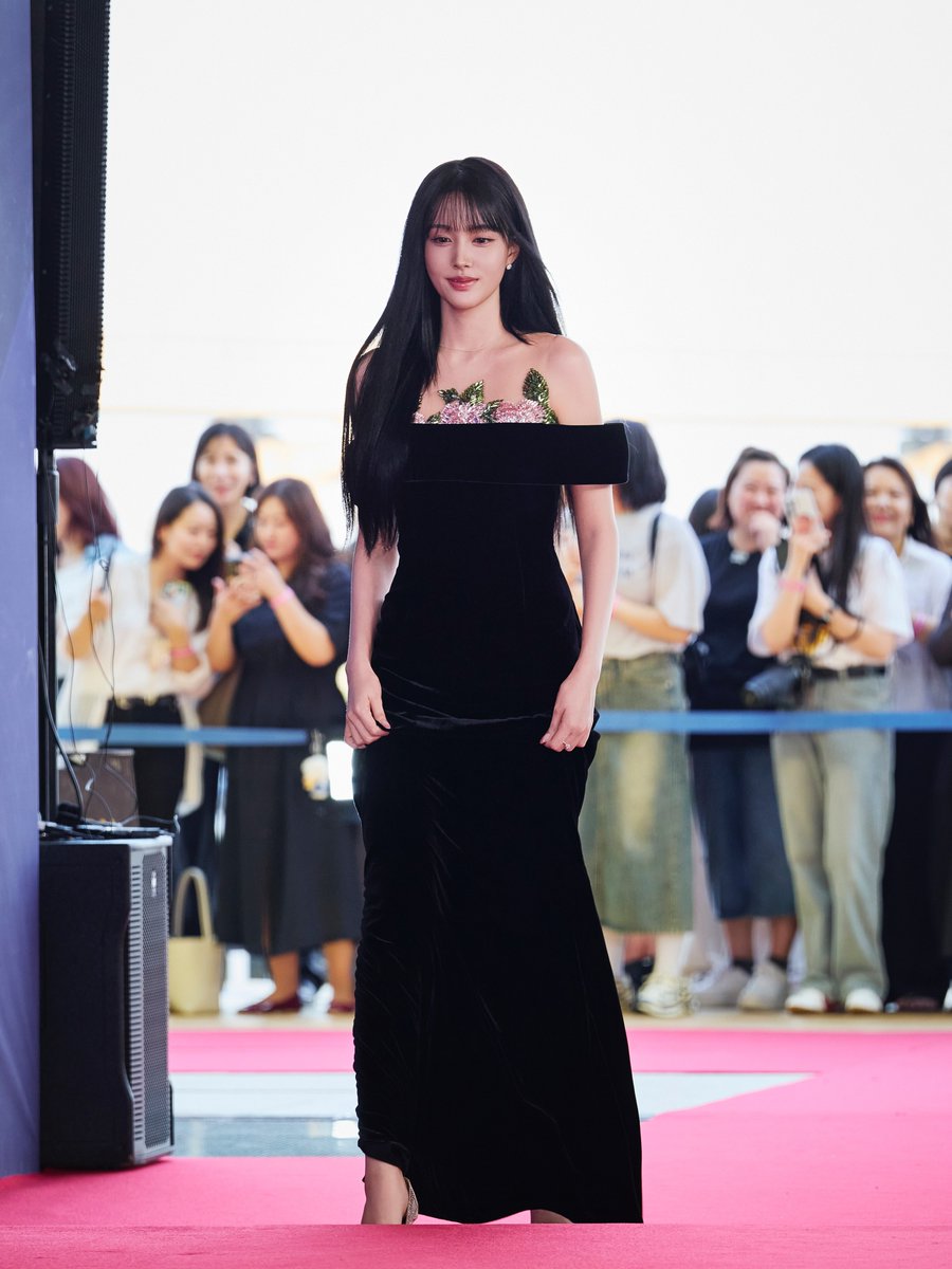 iconicstayc's tweet photo. Photographer Lee Jungmu (1eejungmu) Instagram update with Yoon at the 5th Blue Dragon Series Awards Red Carpet

#STAYC #스테이씨 #YOON #윤 https://t.co/cDxWvKzG5P