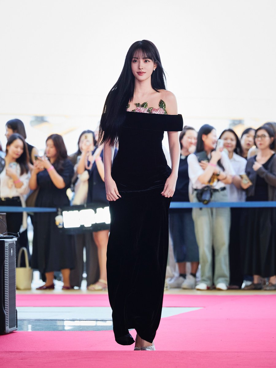 iconicstayc's tweet photo. Photographer Lee Jungmu (1eejungmu) Instagram update with Yoon at the 5th Blue Dragon Series Awards Red Carpet

#STAYC #스테이씨 #YOON #윤 https://t.co/cDxWvKzG5P