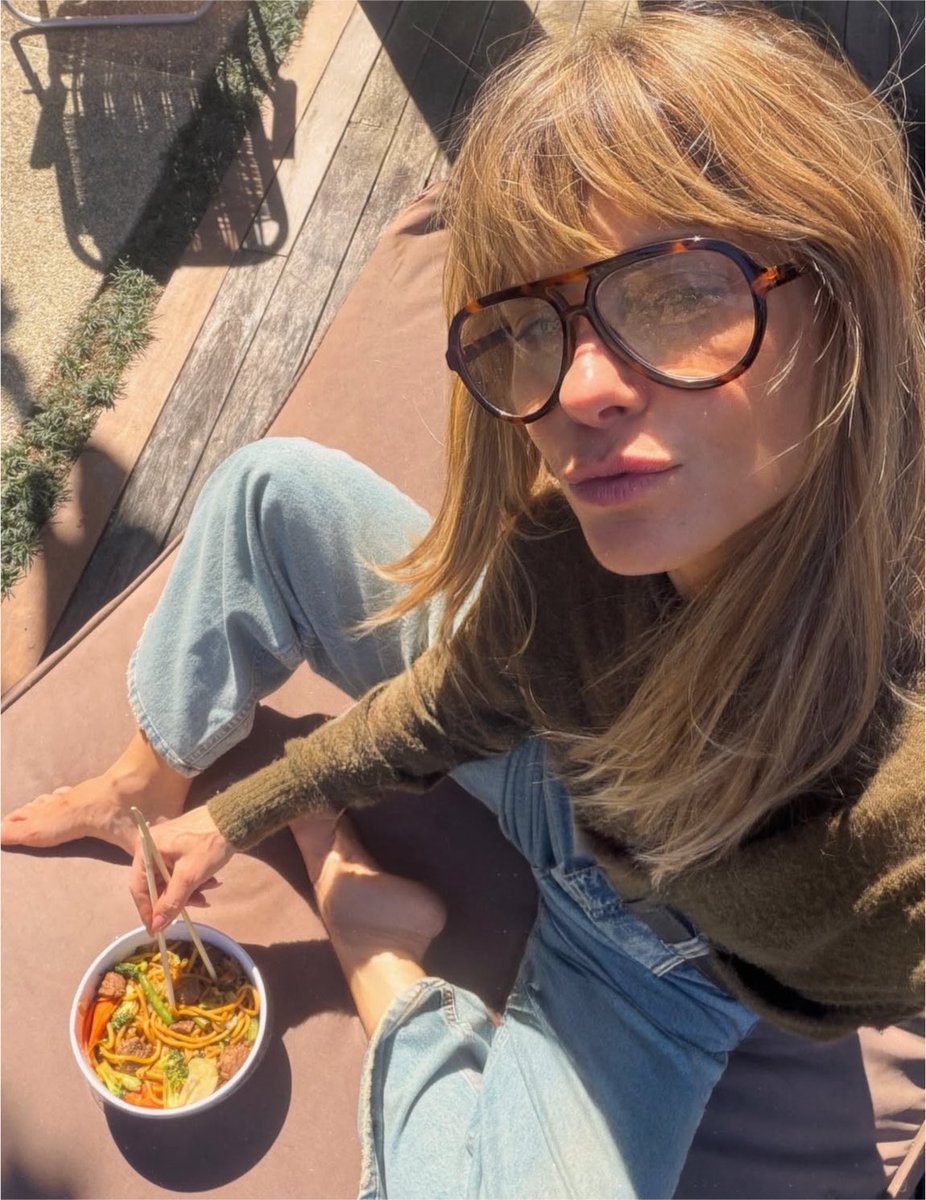 rindocasal's tweet photo. 🚨Carolina Dieckmann revela que AMA comer no sol! A atriz contou que, no inverno, é ainda melhor aproveitar a refeição debaixo do sol. 😳 https://t.co/qDzVT6eDj5