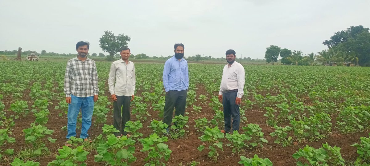agrisvkd's tweet photo. આજરોજ સાવરકુંડલા તાલુકાના હાથસણી ગામે તાલુકા અમલીકરણ અધિકારી, વિસ્તરણ અધિકારી અને ગ્રામસેવકો દ્વારા ખાસ રોગ જીવાત અને પાક પરિસ્થિતિ અંગે ફિલ્ડ વિઝીટ કરવામાં આવેલ અને ખેડૂતોને જરૂરી માર્ગદર્શન આપવામાં આવેલ.
@agriamreli01 @GujAgriDept @ddoamreli @Infoamreligog https://t.co/C5SOQzRBHu