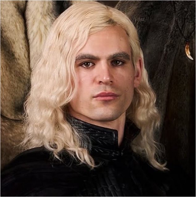 targaryenling's tweet photo. eyebrows 💆🏻♀️ https://t.co/BNJPSMm64n