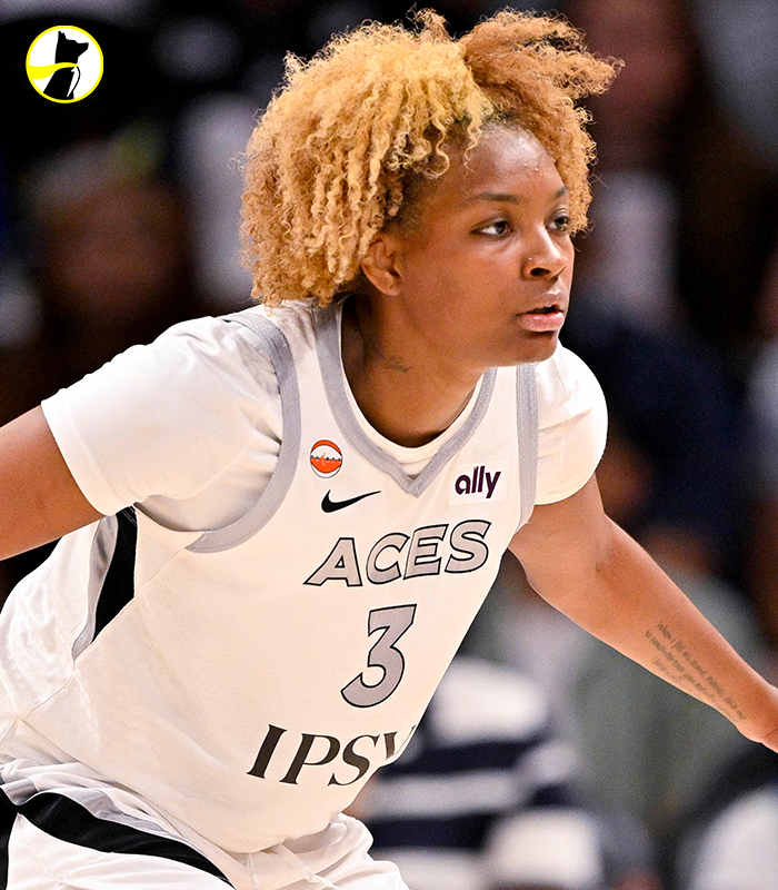 Underdog's tweet photo. Nalyssa Smith vs DiJonai Carrington today:

Smith                            Carrington
17                 PTS          10
6                  REB           2
63.6            FG%         50.0

Carrington is 9-2 vs Smith in their careers https://t.co/Fy2a4khtk3
