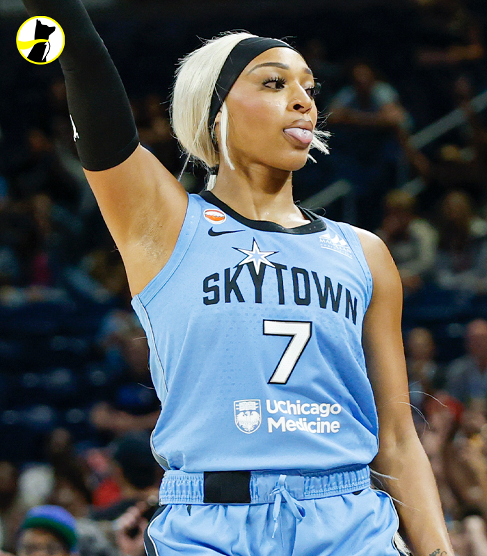 Underdog's tweet photo. Nalyssa Smith vs DiJonai Carrington today:

Smith                            Carrington
17                 PTS          10
6                  REB           2
63.6            FG%         50.0

Carrington is 9-2 vs Smith in their careers https://t.co/Fy2a4khtk3