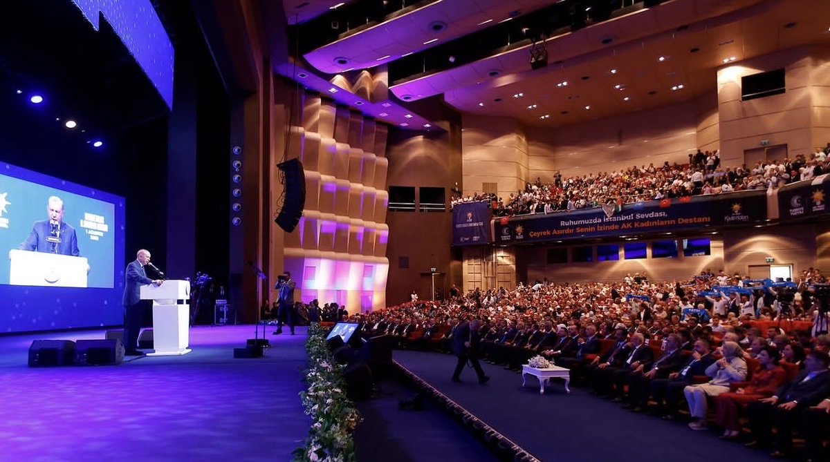 sbeyliakgenclik's tweet photo. Cumhurbaşkanımız ve Genel Başkanımız Sayın Recep Tayyip Erdoğan’ın teşrifleriyle Haliç Kongre Merkezi’nde düzenlenen AK Parti İstanbul Genişletilmiş İl Danışma Meclisi Toplantısı’na katılım sağladık. https://t.co/m5Ot8rAvHV