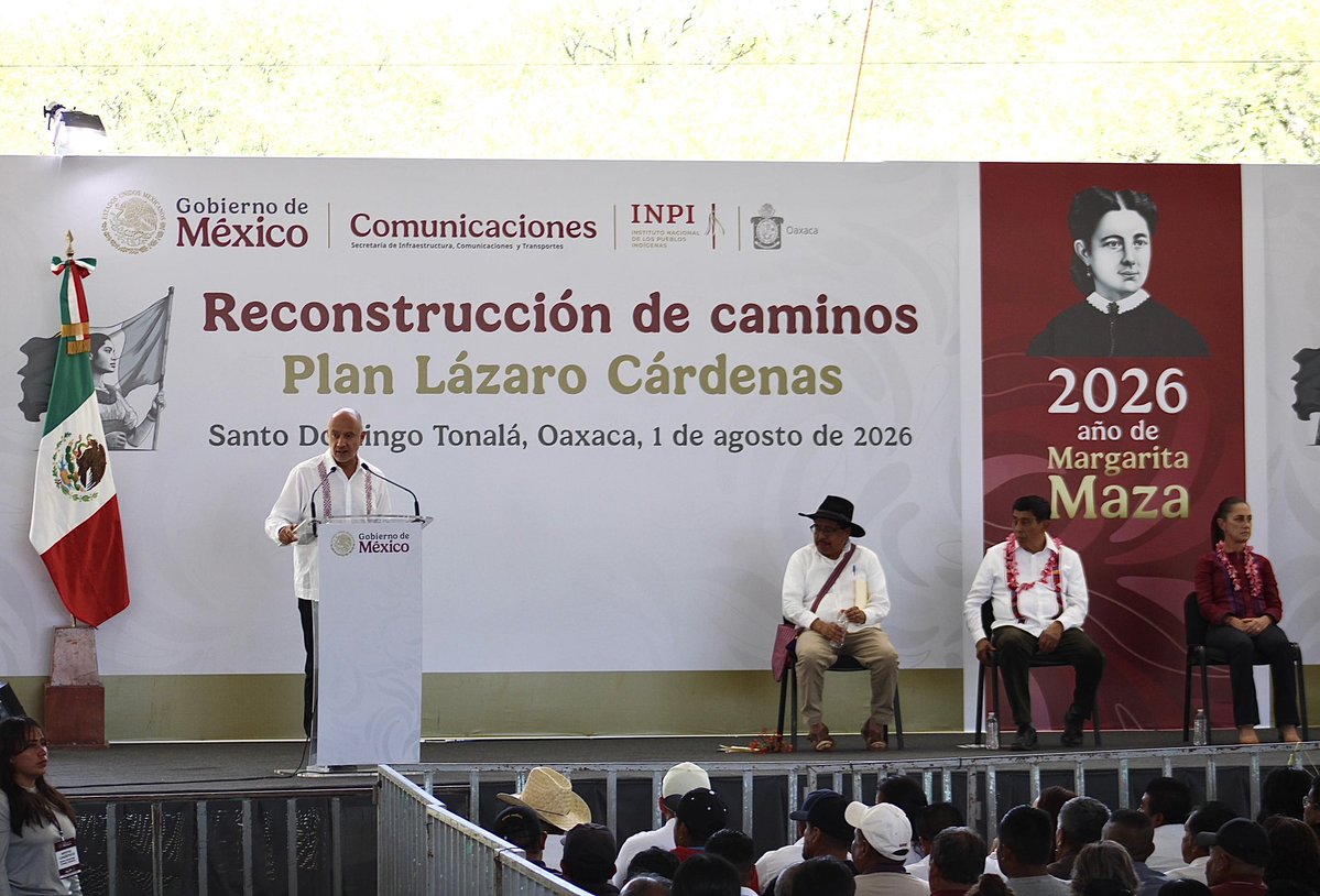 SICTmx's tweet photo. El secretario de Infraestructura, Comunicaciones y Transportes, Jesús Esteva Medina, acompañó a la Presidenta @Claudiashein, al gobernador @salomonj, al jefe de la oficina de la Presidencia, Lázaro Cárdenas Batel, y al director general del @INPImx, @DEELAYUUK, a la presentación del Programa de Reconstrucción de Caminos, que forma parte del Plan Lázaro Cárdenas del Río, en Santo Domingo Tonalá, Oaxaca.