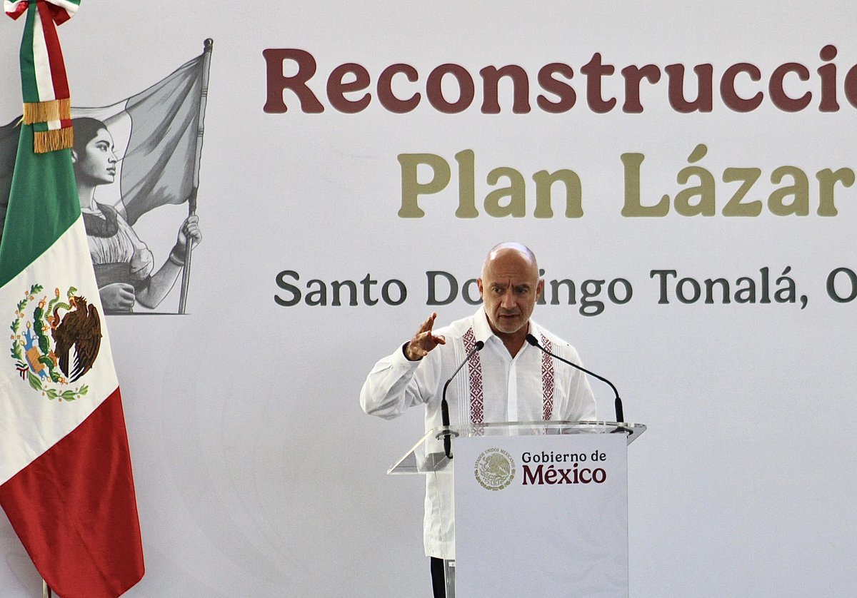 SICTmx's tweet photo. El secretario de Infraestructura, Comunicaciones y Transportes, Jesús Esteva Medina, acompañó a la Presidenta @Claudiashein, al gobernador @salomonj, al jefe de la oficina de la Presidencia, Lázaro Cárdenas Batel, y al director general del @INPImx, @DEELAYUUK, a la presentación del Programa de Reconstrucción de Caminos, que forma parte del Plan Lázaro Cárdenas del Río, en Santo Domingo Tonalá, Oaxaca.