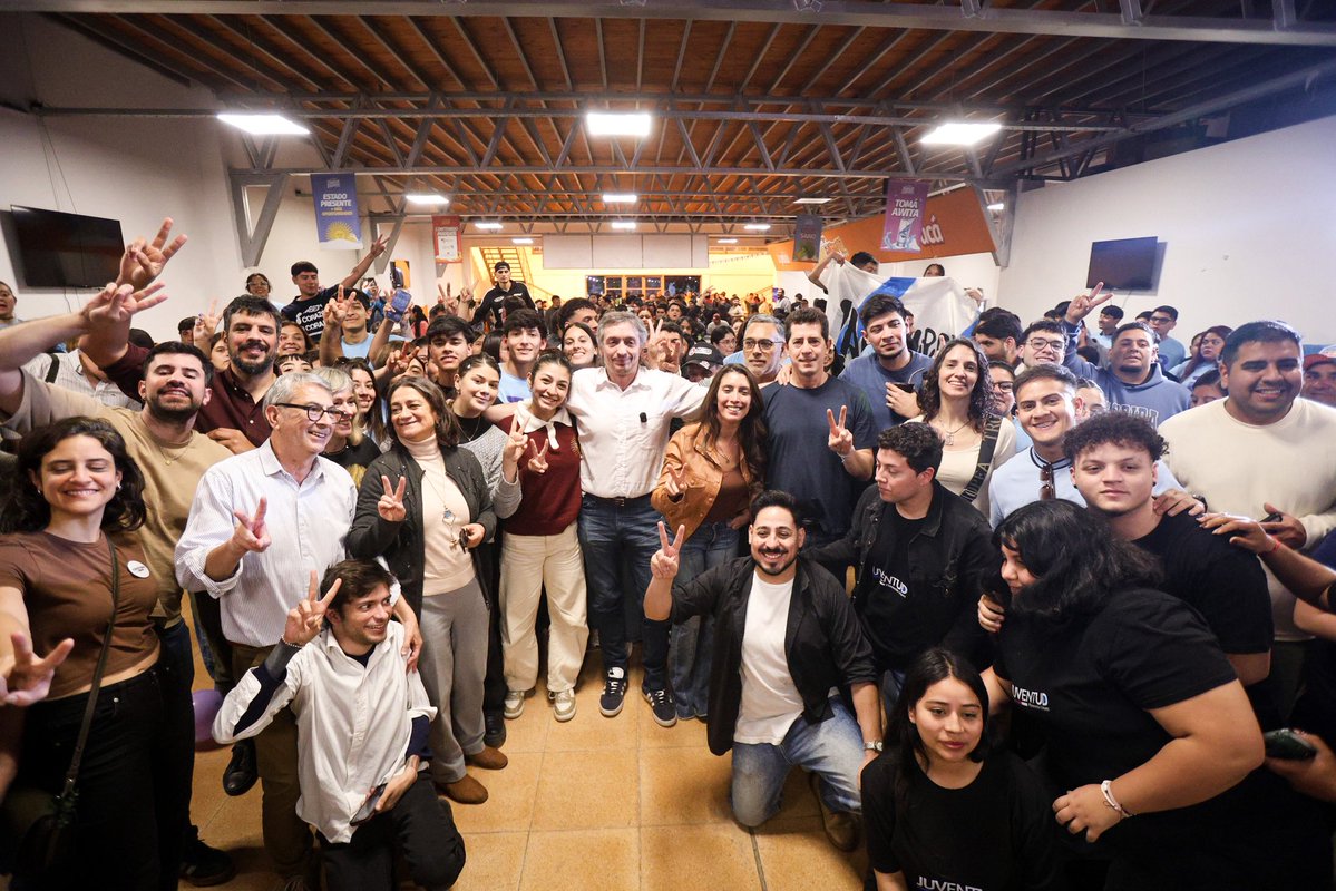 wadodecorrido's tweet photo. Encuentro con la juventud riojana. Me llena de fuerza ver a cientos de compañeros y compañeras jóvenes, que se involucran, debaten y militan de sol a sol por un país más justo, libre y solidario. Gracias por este encuentro! A militar, a estudiar y a formarse para lo que viene. ✌🏼💙