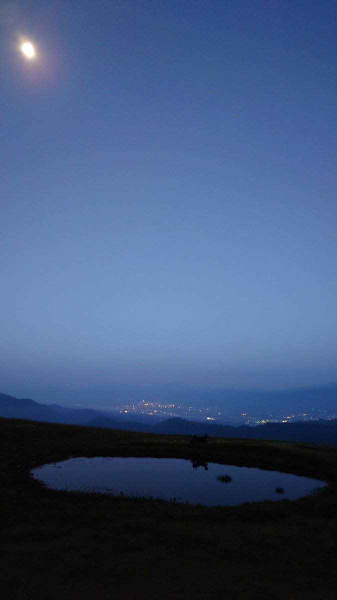 naobi0523's tweet photo. 天空の池の夜明け( ´∀｀) https://t.co/TdHQoW530k