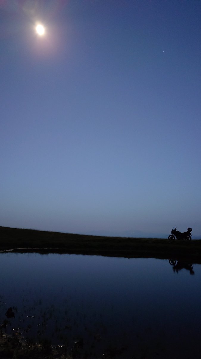 naobi0523's tweet photo. 天空の池の夜明け( ´∀｀) https://t.co/TdHQoW530k