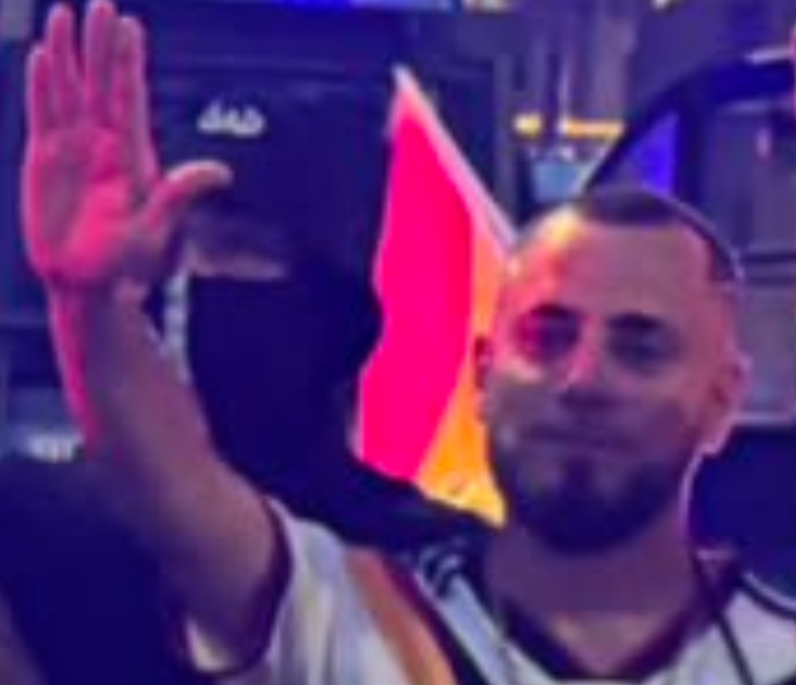 gorribeltzean's tweet photo. @rudemigrant No sé qué es más increíble, que esté a punto de hacer el saludo de Spock o la simetría entre las entradas del pelo y la forma de la barba https://t.co/BbIHBlSX1g