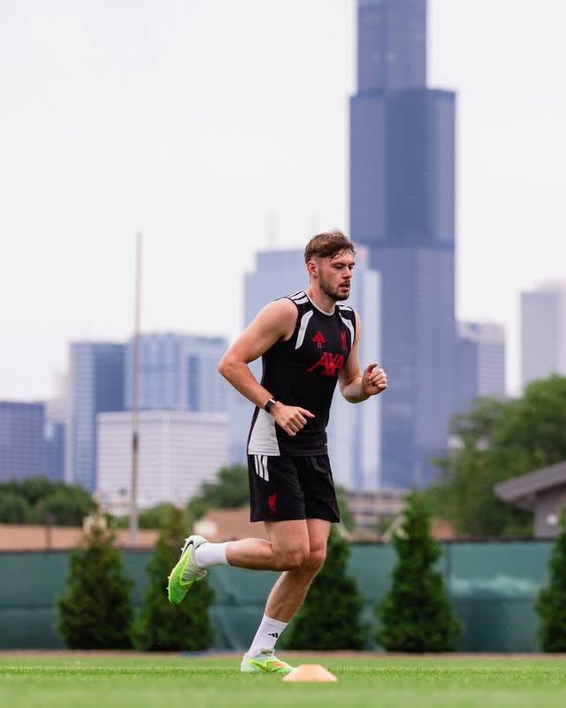 Benedict_Juno's tweet photo. New Conor Bradley continuing his rehabilitation in Chicago 💪 https://t.co/vm5MKgWkAe