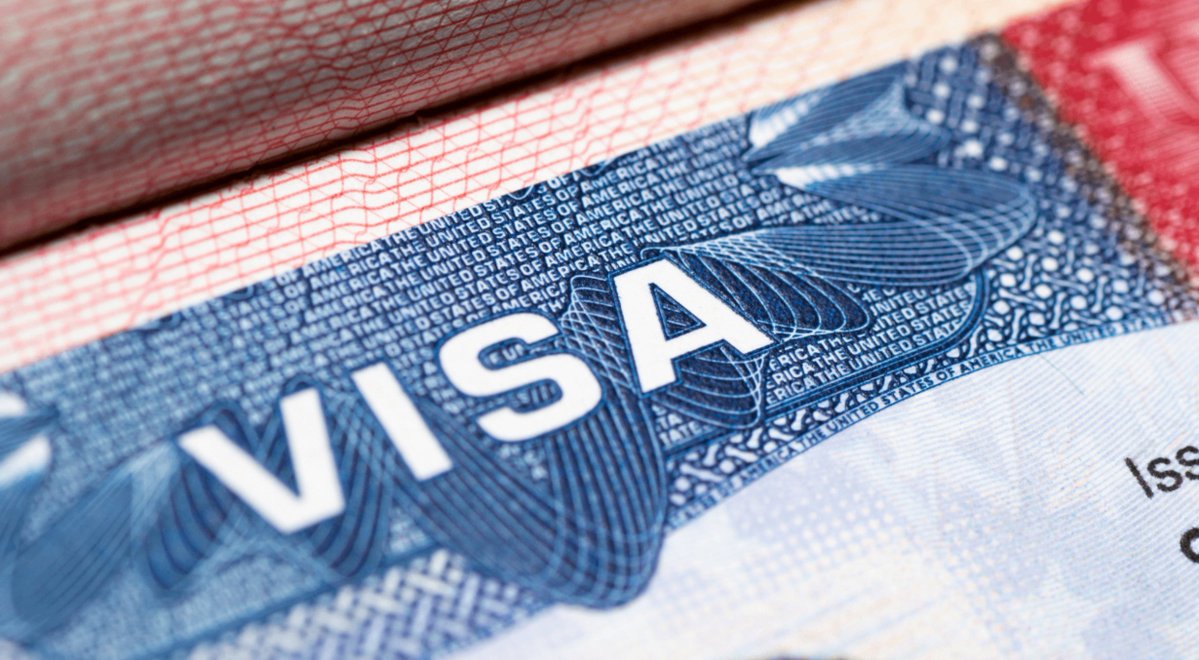 maibortpetit's tweet photo. 🇺🇸 A partir del lunes 3 de agosto, Estados Unidos endurece su política de visas temporales. El Departamento de Estado convirtió en permanente el programa de fianzas para visas de turismo y negocios. Con la publicación de la norma en el Federal Register, el depósito exigido a ciudadanos de 50 países podrá alcanzar hasta USD 20.000, dejando atrás el programa piloto iniciado en agosto de 2025. La medida busca reforzar el cumplimiento de las condiciones de las visas y reducir las permanencias irregulares. #EEUU #Visas #Migración #EstadosUnidos