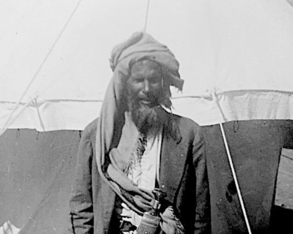 Hmd_Almarar's tweet photo. قال الشاعر علي بن سعيد الضبع الجنيبي
في مدح الشيخ سلطان بن محمد الصلف النعيمي .. شيخ حفيت ، وقبيلة نْعيم الكريمة ؛ 

ساير أدور غار ولقيت لي ذيـب
وبنيت بيتي فوق عشّ العقابه
عن المذلّه والربع المهازيـب
يِينا إلى ديرة صقور المهابه
"نعيم" خضران السيوف المحاديب
أهل الوفا والسمت واهل الصلابه
لي حاميين ديارهم بالتغصّيب
وبزرق عيدانٍ تعوّي حرابه
لي صفّهم من حوز بلد اليعاقيب
إلى "الشارقه" منقاد سور حجابه
أهل المعزّه والحصون المناصيب
قبّاضةٍ للسيف قايم نصابه
وحصونهم هينٍ طوال الأغاريب
وكم من صبيٍّ حرّمنّه شبابه

📷 أحمد بن محمد الصلف النعيمي