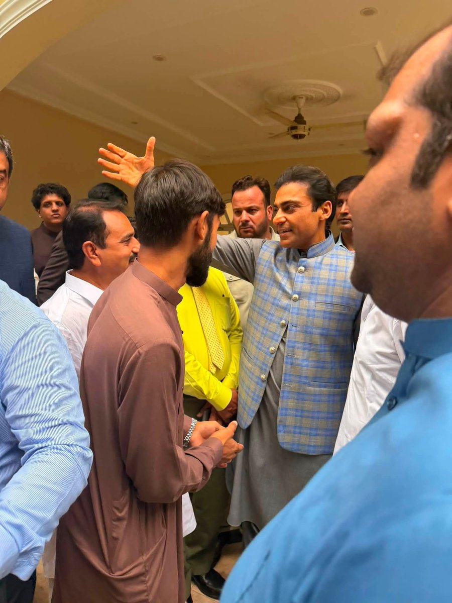 HamzaUpdates's tweet photo. سابق وزیراعلی پنجاب حمزہ شہباز شریف کی کارکنوں سے ملاقات https://t.co/XV3qEfIgHc