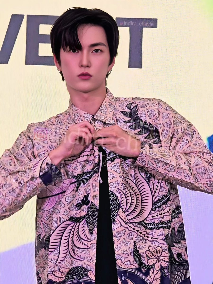 oceanxoul's tweet photo. these two pics are actually driving me insane 😭 like imagine seunghan looking at you like THIS... i'd be thinking about it for the next 10 years, #xnghan https://t.co/ywHm7vhBb7