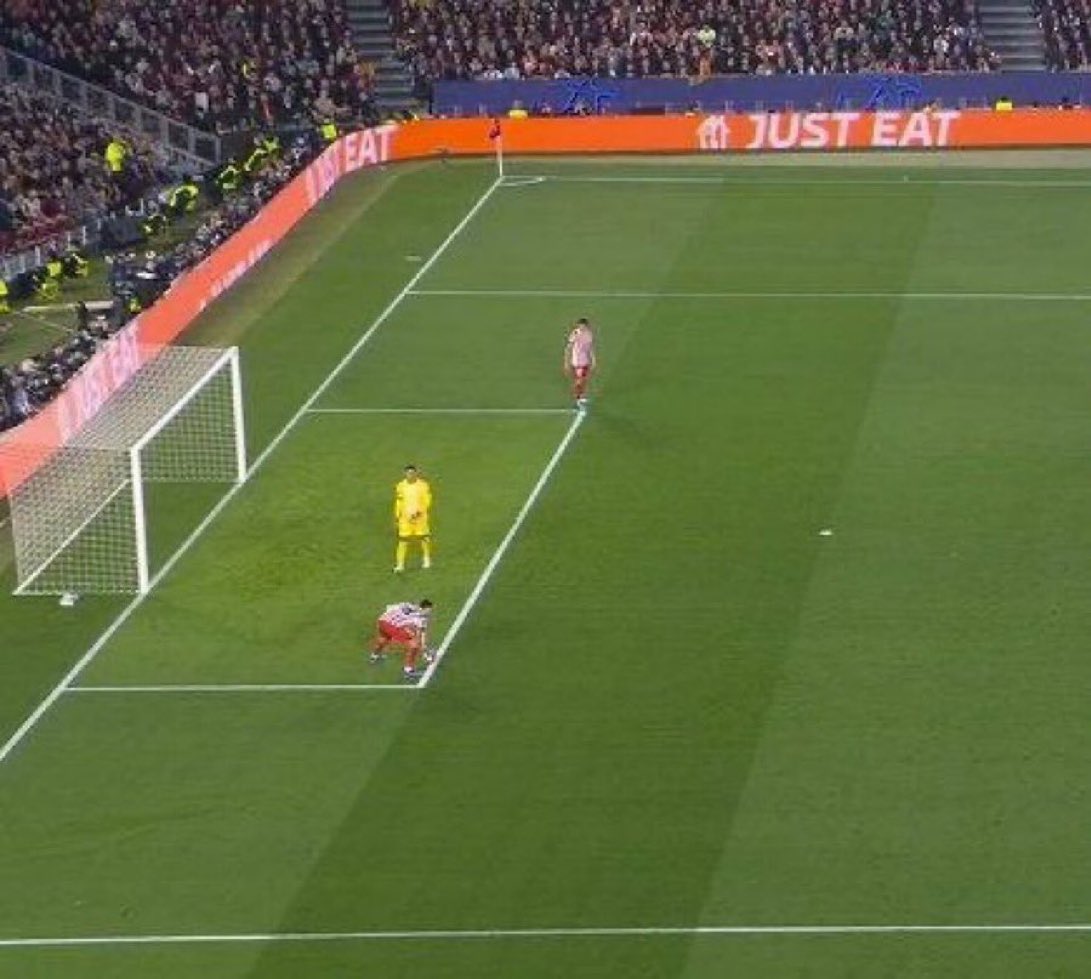 _Futbolero_'s tweet photo. La UEFA le da la razón al Barça: la mano de Pubill era penalti. Otro robo más en Champions. https://t.co/ZfZw2O2os9