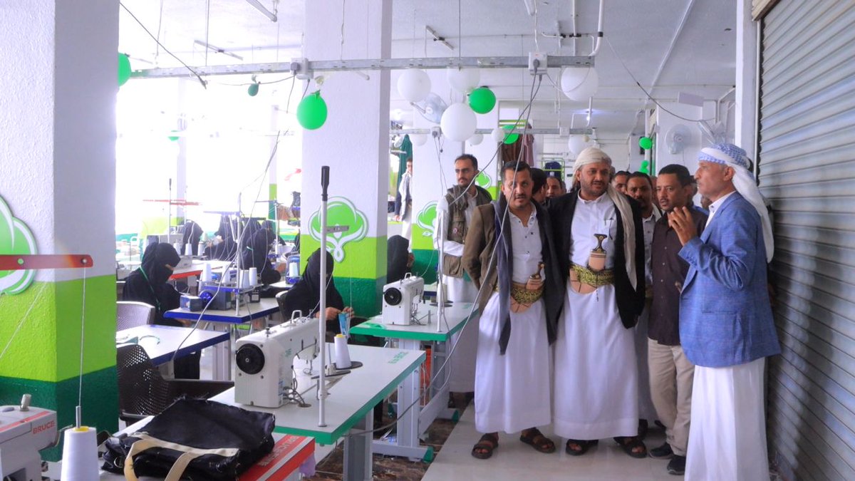 Taizgio11's tweet photo. المساوى يُدشّن العمل بمشروع معمل إنماء للقطنيات ويتفقد أعمال صيانة الطرق في مقبنة

💢 مكتـب الإعــلام م/تعـــز

السبت، 18 صفر 1448هـ
الموافق، 01 أغسطس 2026م

دشن القائم بأعمال محافظ تعز أحمد المساوى، اليوم، مشروع معمل "إنماء للقطنيات" لدعم وتمكين الأسر الفقيرة بتمويل هيئة الزكاة بتكلفة 161 مليون ريال ضمن مشاريع التمكين الاقتصادي. 

وخلال التدشين، أكد المساوى، أهمية المشاريع النوعية التي تُدار بأيادٍ نسائية من أبناء المحافظة، لا سيما مشاريع دعم وتمكين الأسر الفقيرة والمحتاجة. 

واعتبر تدشين العمل بالمشروع، خطوة مهمة لتوفير مهارات إنتاجية تُسهم في رفد السوق المحلية والتخفيف من فاتورة الاستيراد وتسهم في الحد من البطالة والفقر. 

وأشاد القائم بأعمال المحافظ بجهود قيادة وكوادر الهيئة العامة للزكاة، داعيًا رجال الأعمال والتجار إلى المبادرة بسداد الفريضة الزكوية، لما لها من دور مباشر في تخفيف معاناة المواطنين وتحويل الأسر المحتاجة إلى طاقات إنتاجية فاعلة. 

وفي التدشين الذي حضره وكيل أول محافظة تعز محمد الخليدي، والوكيل فؤاد سنان، ومساعد قائد المنطقة العسكرية الرابعة العميد محمد الخالد، أوضح مدير مكتب هيئة الزكاة بالمحافظة شوقي مغلس، أن المشروع يُركز على إنتاج الملابس الداخلية والمنتجات القطنية واليدوية، باستيعاب في مرحلته الأولى 64 متدربة من ربات الأسر الفقيرة لإكسابهن مهارات حرفية ومهنية وفنية. 

وأشار أن المشروع، يأتي ضمن سلسلة من التدخلات التمكينية التي تمولها هيئة الزكاة من العوائد الزكوية لتحقيق التنمية المستدامة. 

إلى ذلك تفقد القائم بأعمال محافظ تعز المساوى، ووكيل أول المحافظة الخليدي، أعمال الصيانة الطارئة والدورية لشبكة الطرق في منطقة هجدة بمديرية مقبنة. 

واطّلع المساوى على سير أعمال الصيانة الطارئة والدورية لشبكة الطرق بالمنطقة، في إطار الجهود التنموية والخدمية المتواصلة بالمحافظة، واستمع من مديري الوحدة التنفيذية لصيانة وتطوير الطرق بالمحافظة حسام الفاتش، وصيانة الطرق والجسور محمد السامعي، إلى شرحٍ حول مستوى الإنجاز بالمشروع الذي تنفذه الوحدة ضمن خطة العام 1447هـ، للحفاظ على كفاءة الطرق الرئيسية والحد من أضرار الأمطار والسيول. 

وأشار الفاتش والسامعي إلى أن الفرق الميدانية تواصل أعمالها بالتنسيق مع قطاع الأشغال والمؤسسة العامة للطرق والجسور، لاستكمال تأهيل سائلة هجدة، التي تتضمن أعمال التوسعة وإعادة تأهيل مجرى السائلة بمحاذاة الخط العام بطول كيلومتر وبعرض أربعة أمتار. 

وأوضحا أنه تم رفع وتصريف ثمانية آلاف و500 متر مكعب مخلفات وأتربة خلال شهري يونيو ويوليو، بما يضمن حماية البنية التحتية ورصانة الطريق الأسفلتي. 

وخلال الافتتاح، أكد القائم بأعمال المحافظ، الحرص على تنفيذ أعمال الصيانة الطارئة لشبكة الطرق بمنطقة هجدة، بما يسهم في تخفيف معاناة المواطنين وتسهيل حركة تنقلهم. 

رافقه وكيل المحافظة فؤاد سنان، ومساعد قائد المنطقة العسكرية الرابعة العميد محمد الخالد، ومدير مكتب هيئة الزكاة بالمحافظة شوقي مغلس.

🔵 تويتر :

https://t.co/41YIE4P2nh

🟦 تليجرام :

https://t.co/B7v4P94m5O

https://t.co/Fw7pJTAV7D