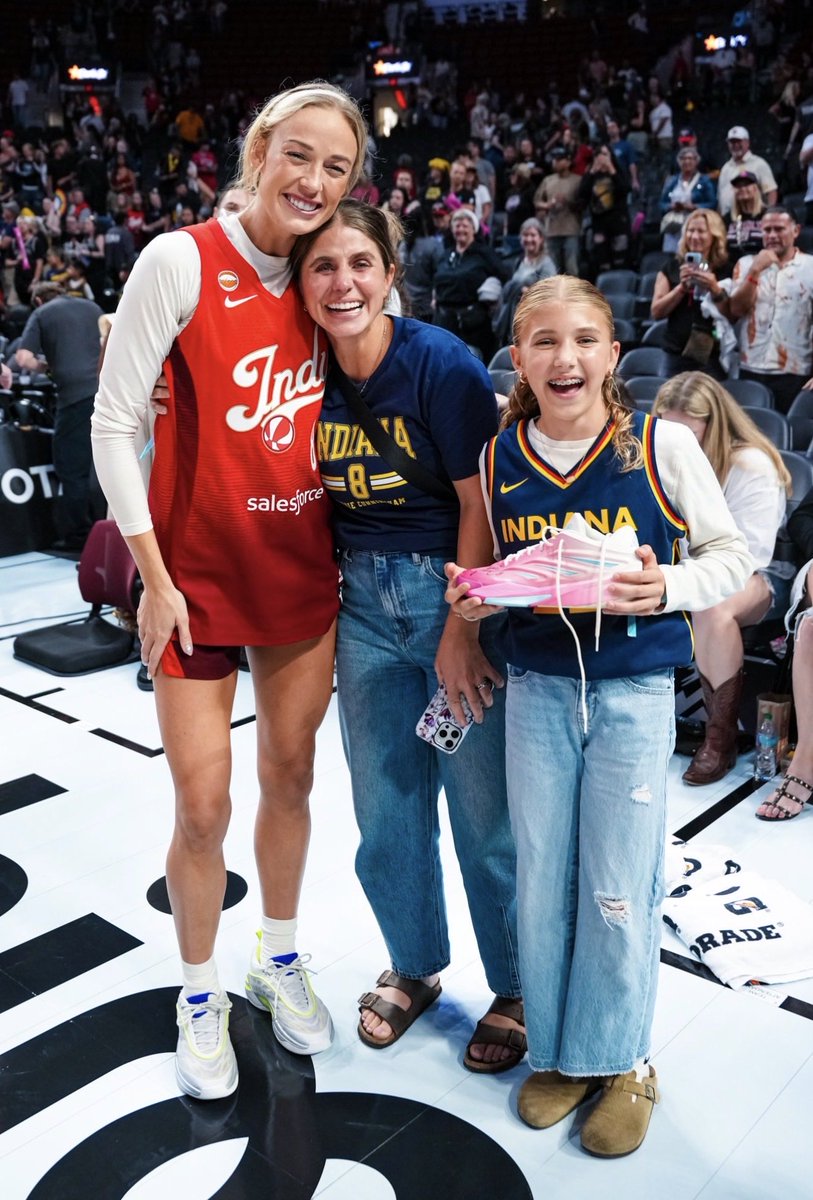 MAGAVoice's tweet photo. Posting this beautiful photo of Sophie Cunningham and this amazing family to ruin Liberal’s weekend https://t.co/sLIJUAHOn2
