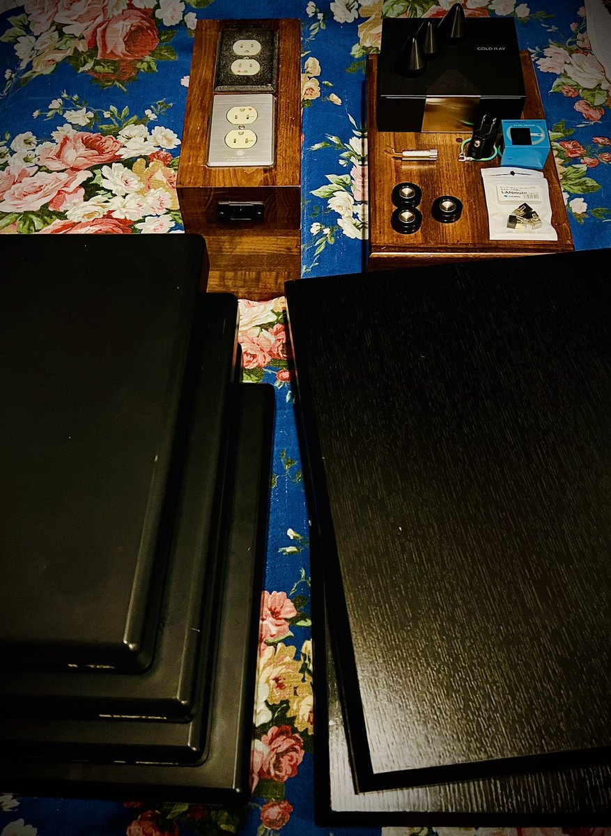 Syadoooo's tweet photo. 2026 summer
　my studio new Audio Accessory

宝の山から掘り出した
　遂に全機材の土台問題にフィニッシュか
すると音がクリアで躍動的になるから重要

#topwing
#kripton
#coldray
#aet
#furutech
#kojo https://t.co/VLhgdEGUwv