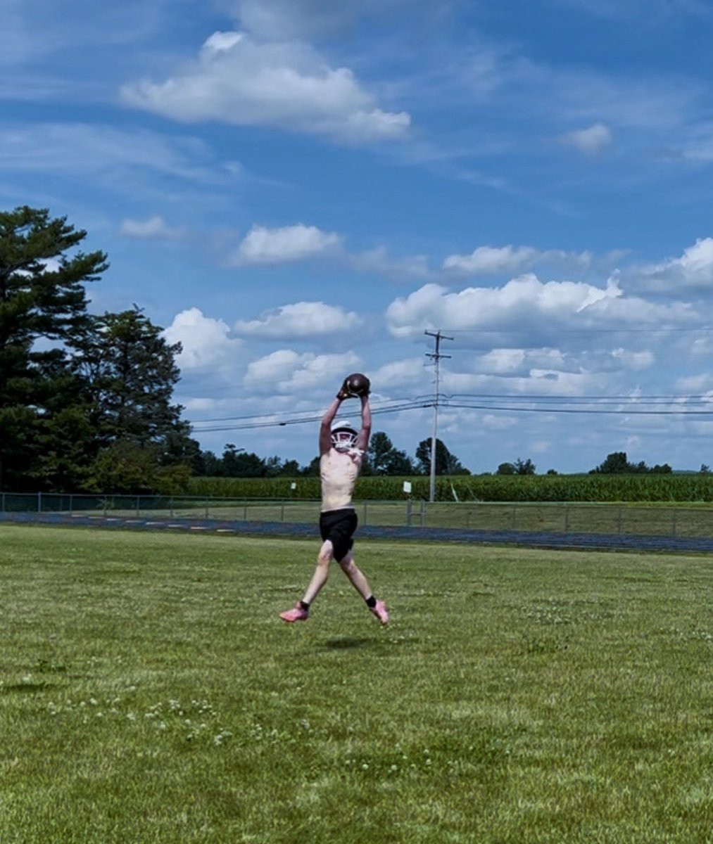 OliverFB23's tweet photo. Training session day. Getting ready for sophomore season. Let’s go Mustangs. Class of ‘29
#classof2029 #maine #mainefootball #football #widereceiver #runningback #footballtraining #training https://t.co/T8H9mqCTuj