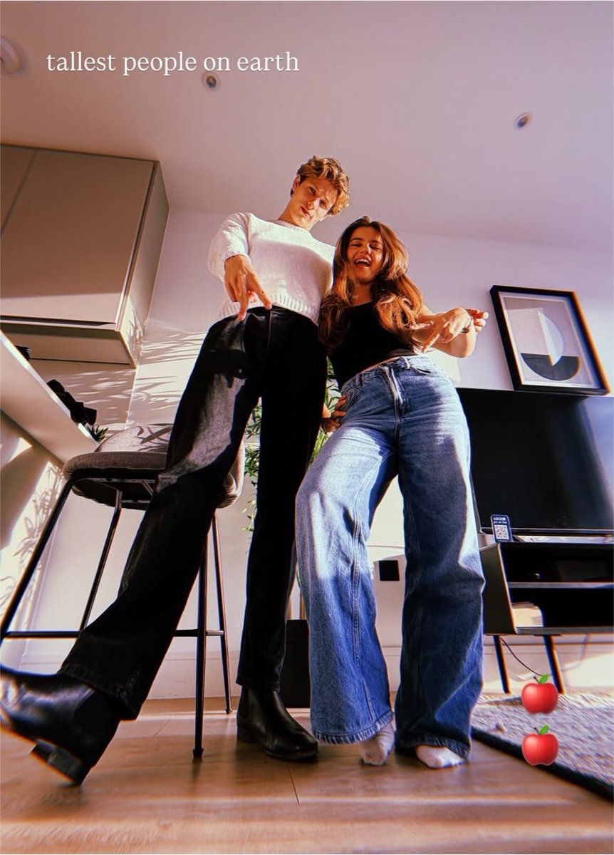 alexdunneupdate's tweet photo. 💛 | Alex Dunne e Nancy Surridge em registro via stories. 

“Pessoas mais altas do mundo. 🍎🍎”. https://t.co/pPy2uZ97vX
