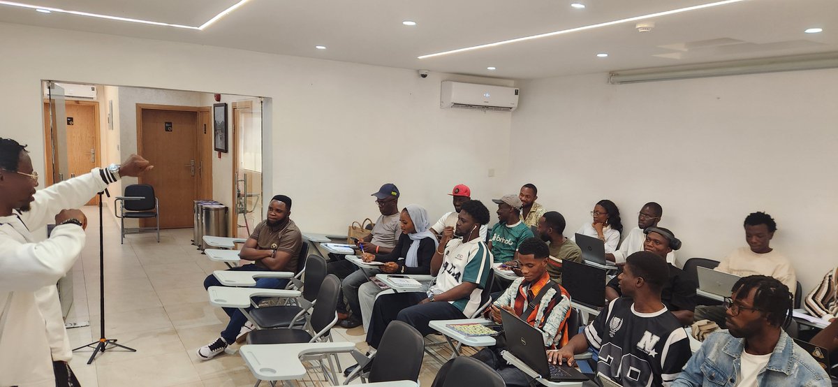blaa_zzee's tweet photo. Still coming on this though...

But yeah... this is my camera view from today's AI Engineering Workshop as the social media lead and organizing team member at @devscourtAI helping make AI engineering more accessible for both technical and non-technical people through @qorebitai https://t.co/9blq3q22sA