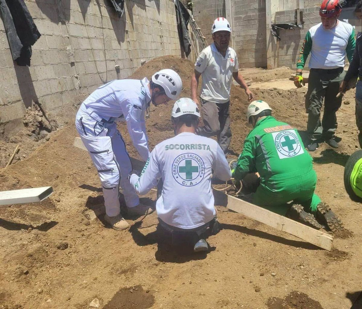 notindeslv's tweet photo. MINISTERIO DE TRABAJO DESPLIEGA EQUIPOS PARA INVESTIGAR ACCIDENTE QUE DEJÓ UN FALLECIDO Y DOS LESIONADOS

El ministro de Trabajo, @RolandoCastroSv, informó que equipos de la institución se trasladan hacia la residencial Sierra de Santa Elena, en Antiguo Cuscatlán, donde un accidente laboral dejó una persona fallecida y dos más lesionadas tras el colapso de un muro de tierra en una obra de construcción.  

"Lamentamos la pérdida de vidas de trabajadores. Haremos una investigación exhaustiva", expresó el funcionario a través de sus redes sociales.  

Castro indicó que el Ministerio de Trabajo verificará las condiciones en las que ocurrió el accidente y determinará si existieron incumplimientos a la normativa de seguridad y salud ocupacional.  

Las autoridades policiales y cuerpos de socorro continúan procesando la escena, mientras el caso permanece en desarrollo.