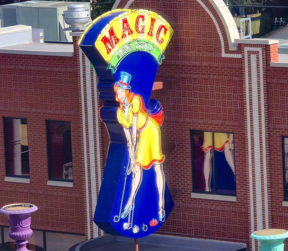 PhxRd's tweet photo. Just outside my hotel in St Louis, Missouri. This animated Neon sign of a woman putting a golf ball.
Seems the place is a kinda gaming place. Thought the sign was cool. 😎 https://t.co/YRtePqV6T0