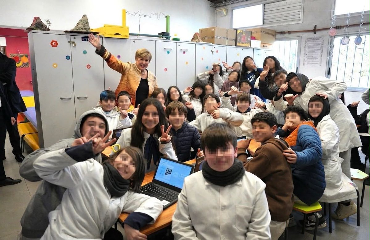 FMInoticias's tweet photo. Esta semana, @KGeorgieva visitó Uruguay para reunirse con autoridades, estudiantes y representantes de distintos sectores. Las conversaciones destacaron la estabilidad, resiliencia e innovación del país, y las oportunidades para impulsar el crecimiento y el desarrollo. 🇺🇾 https://t.co/0Yc9kpUsF0