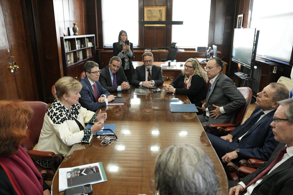 FMInoticias's tweet photo. Esta semana, @KGeorgieva visitó Uruguay para reunirse con autoridades, estudiantes y representantes de distintos sectores. Las conversaciones destacaron la estabilidad, resiliencia e innovación del país, y las oportunidades para impulsar el crecimiento y el desarrollo. 🇺🇾 https://t.co/0Yc9kpUsF0
