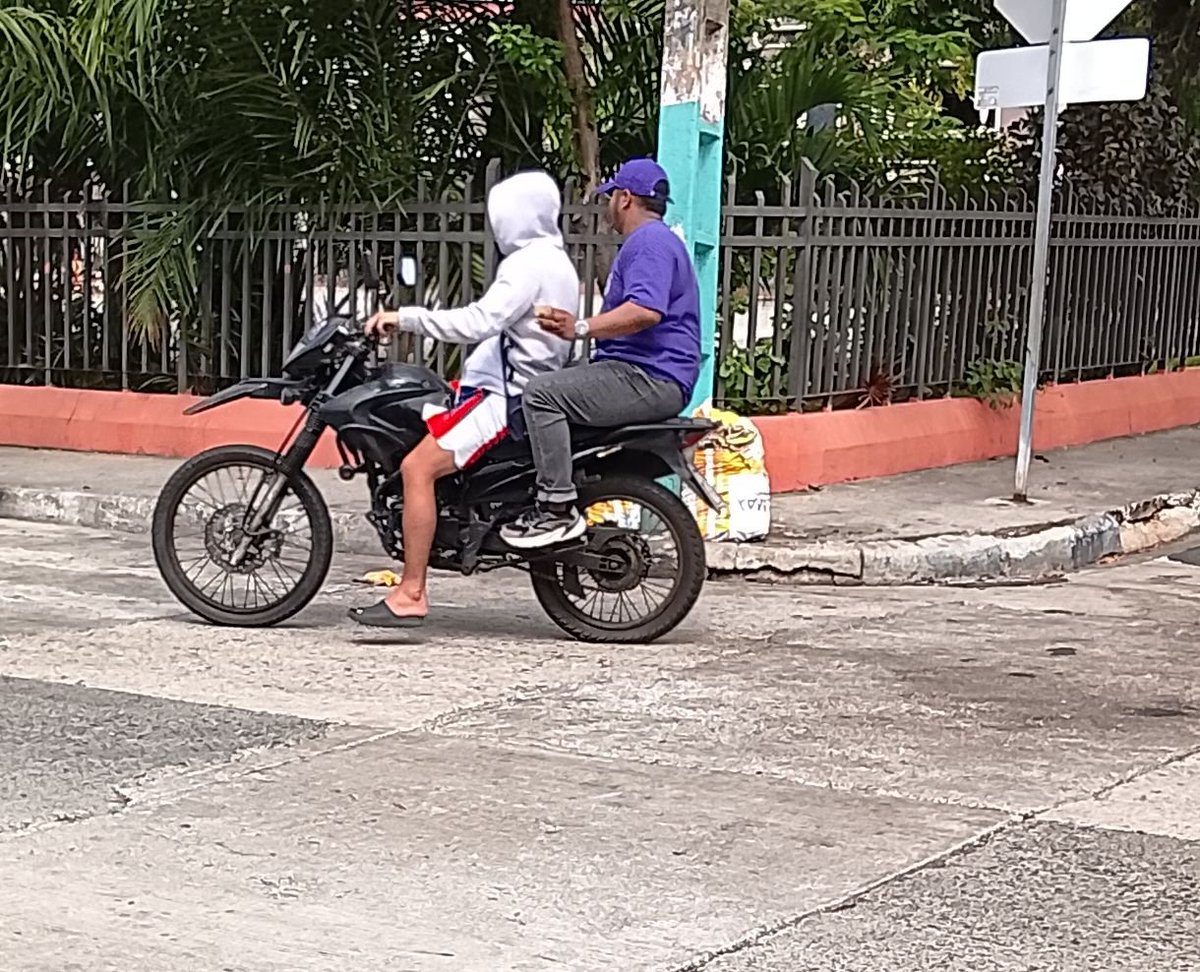 SubVives45562's tweet photo. @181Responde 
Seguimos inconscientemente circulando sin casco y no vemos la importancia de ponerse el casco...
SALVEMOS VIDAS.........
MAPASINGUE OESTE CALLE 3 Y AVE 5 PARQUE DEL ÁRBOL.
S. O. S. https://t.co/aP2F9uw2Q0