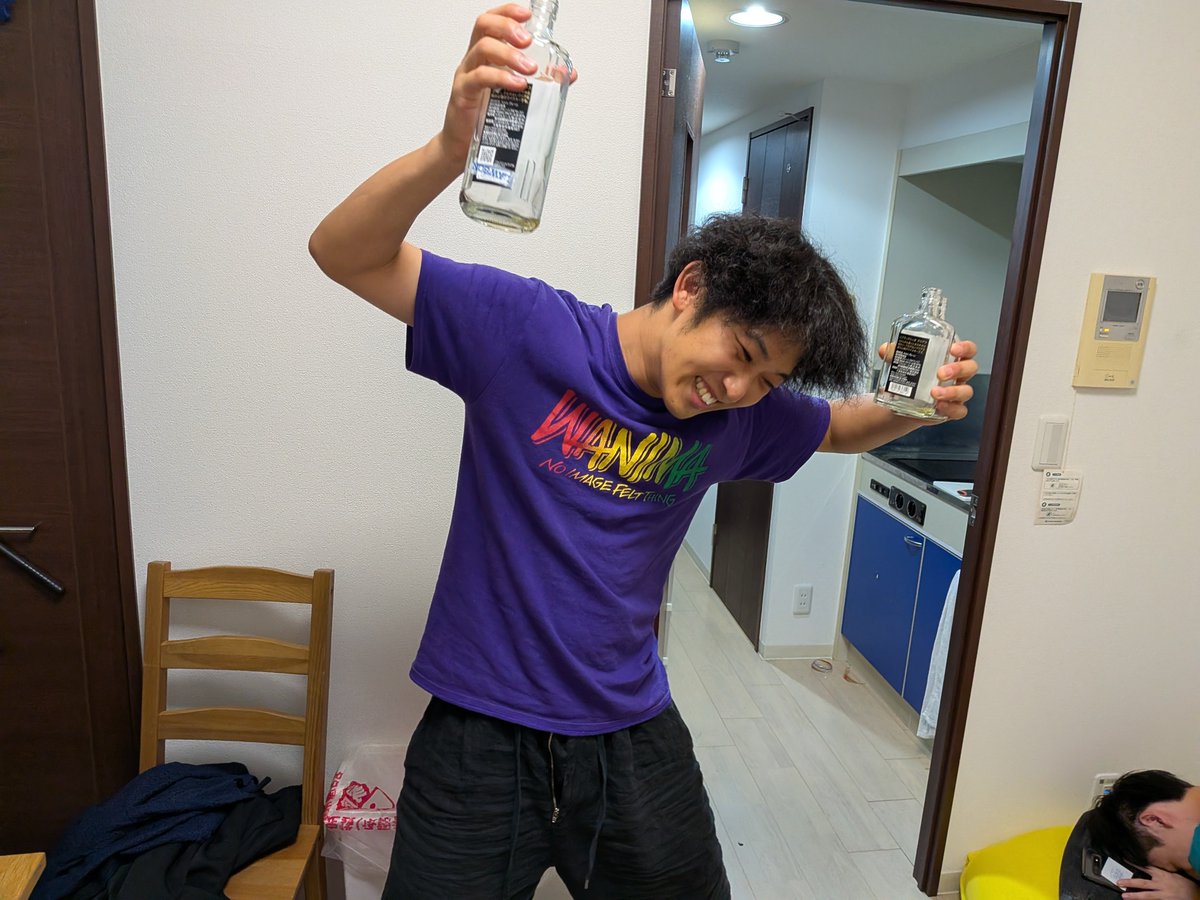 tocchi_nagoya_'s tweet photo. この時間にブラックニッカ直瓶させるの殺人未遂と一緒だろWW https://t.co/uKYgK91Thi