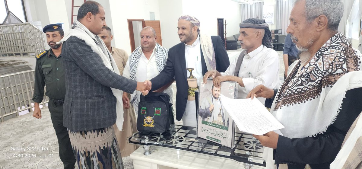 Taizgio11's tweet photo. المساوى يُكّرم خريجي الدفعة الأولى من الدورات المفتوحة في التعزية

💢 مكتـب الإعــلام م/تعـــز

السبت، 18 صفر 1448هـ
الموافق، 01 أغسطس 2026م

كّرم القائم بأعمال محافظ تعز أحمد المساوى، اليوم، 44 مشاركًا من خريجي الدفعة الأولى للدورات المفتوحة للمشايخ، وعُقّال الشرطة المجتمعية، والعدول، والأمناء الشرعيين في عزلة الجندية العليا بمديرية التعزية. 

تلقى المشاركون في الدورة، على مدى 13 يومًا، معارف نظرية تعزّز من ترسيخ الوعي المجتمعي، وتعزيز الصمود في مواجهة التحديات والأخطار التي تستهدف الأمة، إضافة إلى كسر الحصار ومساندة الجهود الرسمية والمجتمعية. 

وخلال التكريم، أشاد القائم بأعمال المحافظ، بتفاعل المشايخ وعقال الشرطة المجتمعية والعدول والأمناء الشرعيين مع مضامين الدورات المفتوحة، وحرصهم على الإلمام بمحاورها في تعزيز الصمود ومواجهة التحديات التي تُحاك ضد الأمة عامة واليمن بشكل خاص.
 
وأكد أهمية تعميم التجربة ونقلها إلى مختلف العزل والمديريات بالمحافظة، لما لها من أثر إيجابي في تعزيز الترابط الاجتماعي، ودعم جبهات الصمود، والتنسيق بين الجانبين الرسمي والمجتمعي، لتدارس الأوضاع العامة والحفاظ على أمن واستقرار وسلامة المجتمع. 

بدوره أكد مسؤول الوحدة الاجتماعية بالمحافظة، حامس الحباري، أن التكريم يأتي تتويجًا لجهودهم في تعزيز النسيج الاجتماعي، وزرع قيم الثقة والإخاء والوفاء، وإصلاح ذات البين وحل قضايا المواطنين.
 
حضر التكريم قيادات محلية وتنفيذية وعسكرية وأمنية وتعبوية وشخصيات اجتماعية ووجهاء وأعيان.

🔵 تويتر :

https://t.co/41YIE4P2nh

🟦 تليجرام :

https://t.co/B7v4P94m5O

https://t.co/Fw7pJTAV7D