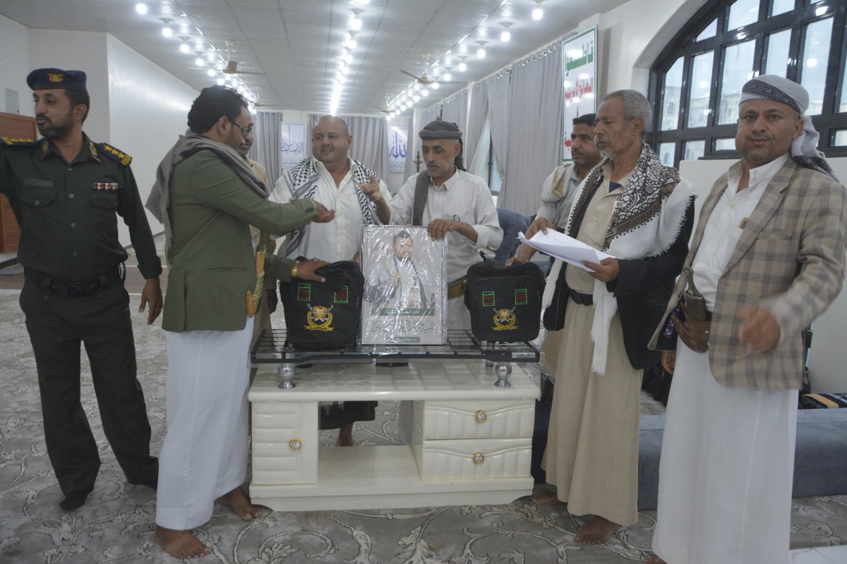 Taizgio11's tweet photo. المساوى يُكّرم خريجي الدفعة الأولى من الدورات المفتوحة في التعزية

💢 مكتـب الإعــلام م/تعـــز

السبت، 18 صفر 1448هـ
الموافق، 01 أغسطس 2026م

كّرم القائم بأعمال محافظ تعز أحمد المساوى، اليوم، 44 مشاركًا من خريجي الدفعة الأولى للدورات المفتوحة للمشايخ، وعُقّال الشرطة المجتمعية، والعدول، والأمناء الشرعيين في عزلة الجندية العليا بمديرية التعزية. 

تلقى المشاركون في الدورة، على مدى 13 يومًا، معارف نظرية تعزّز من ترسيخ الوعي المجتمعي، وتعزيز الصمود في مواجهة التحديات والأخطار التي تستهدف الأمة، إضافة إلى كسر الحصار ومساندة الجهود الرسمية والمجتمعية. 

وخلال التكريم، أشاد القائم بأعمال المحافظ، بتفاعل المشايخ وعقال الشرطة المجتمعية والعدول والأمناء الشرعيين مع مضامين الدورات المفتوحة، وحرصهم على الإلمام بمحاورها في تعزيز الصمود ومواجهة التحديات التي تُحاك ضد الأمة عامة واليمن بشكل خاص.
 
وأكد أهمية تعميم التجربة ونقلها إلى مختلف العزل والمديريات بالمحافظة، لما لها من أثر إيجابي في تعزيز الترابط الاجتماعي، ودعم جبهات الصمود، والتنسيق بين الجانبين الرسمي والمجتمعي، لتدارس الأوضاع العامة والحفاظ على أمن واستقرار وسلامة المجتمع. 

بدوره أكد مسؤول الوحدة الاجتماعية بالمحافظة، حامس الحباري، أن التكريم يأتي تتويجًا لجهودهم في تعزيز النسيج الاجتماعي، وزرع قيم الثقة والإخاء والوفاء، وإصلاح ذات البين وحل قضايا المواطنين.
 
حضر التكريم قيادات محلية وتنفيذية وعسكرية وأمنية وتعبوية وشخصيات اجتماعية ووجهاء وأعيان.

🔵 تويتر :

https://t.co/41YIE4P2nh

🟦 تليجرام :

https://t.co/B7v4P94m5O

https://t.co/Fw7pJTAV7D