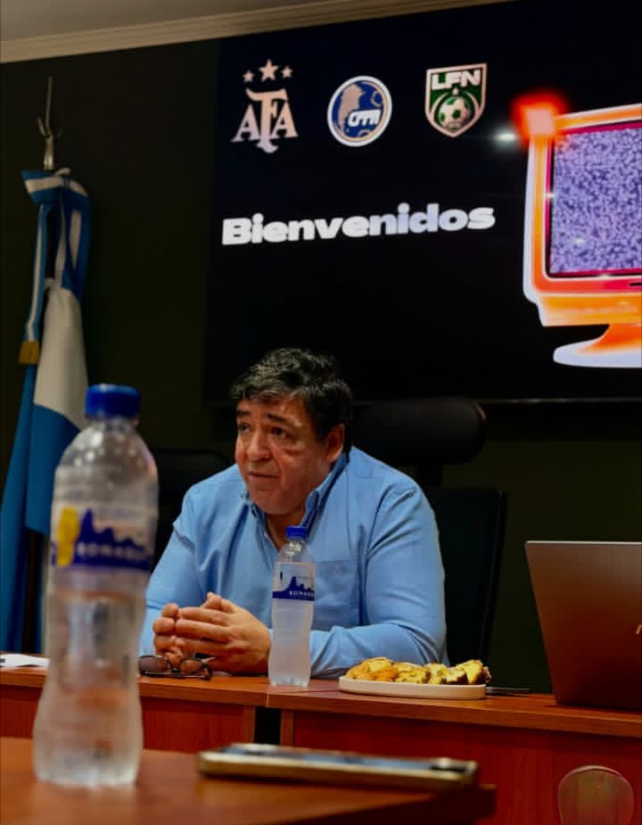 TAdicional_'s tweet photo. 🎙️Todos Unidos 🎙️

En un viernes soleado, https://t.co/vtAaW0pdPy. se reunió con varios medios para intercambiar posturas y mejorar el fútbol de Neuquén. Esta iniciativa busca potenciar el fútbol de la zona y mejorar la comunicación entre todos los involucrados. https://t.co/nAKwrtq50T