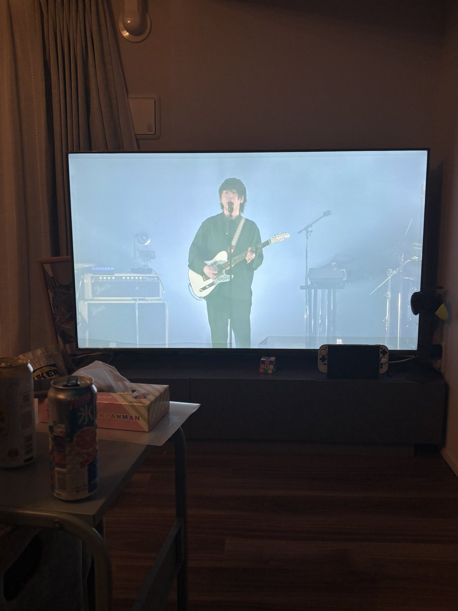 8prj8's tweet photo. 友達と飲んでミセスの古い映像見てるんだけど、ほんまこの頃はロックバンドって感じで好きすぎる

いつまでも幽霊になってしまう、まだ存在してるのにw https://t.co/d9F4jcFELm