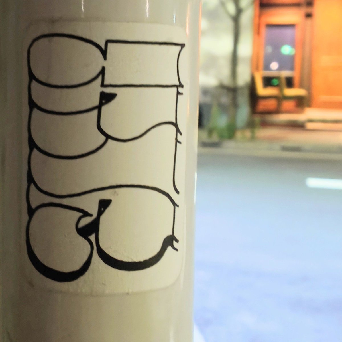 artbreakcom's tweet photo. 272 日本橋2 #中央警察署👣#graffiti👣#nograffiti👣#器物損壊罪👣#軽犯罪法違反👣#道路交通法違反👣#シール👣#落書き #nihonbashi👣#日本橋👣#中央区役所👣 https://t.co/1F5M6COvGD