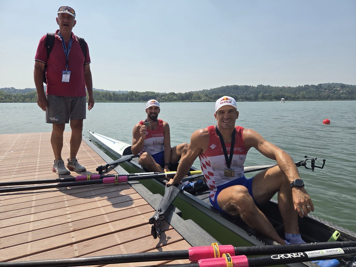 VladaRH's tweet photo. Novi veliki uspjeh za 🇭🇷 veslače, koji su na Europskom prvenstvu u talijanskom Vareseu osvojili dvije brončane medalje❗ Od srca čestitamo 🥉 @SinkovicBros te 🥉 četvercu na pariće, koji čine Goran Mahmutović, Roko Bošković, Damir Martin i Ivan Talaja. Ovi rezultati još su jedna potvrda izvrsnosti, predanosti i borbenosti naših sportaša.