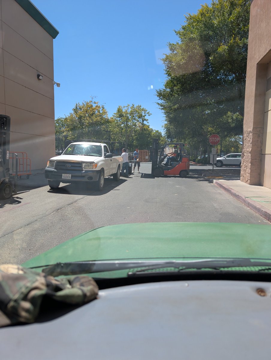 KurtL175's tweet photo. Is this standard operating procedure?  Blocking the intersection so people can load and unload?  
@HomeDepot https://t.co/RUGlWsVW30