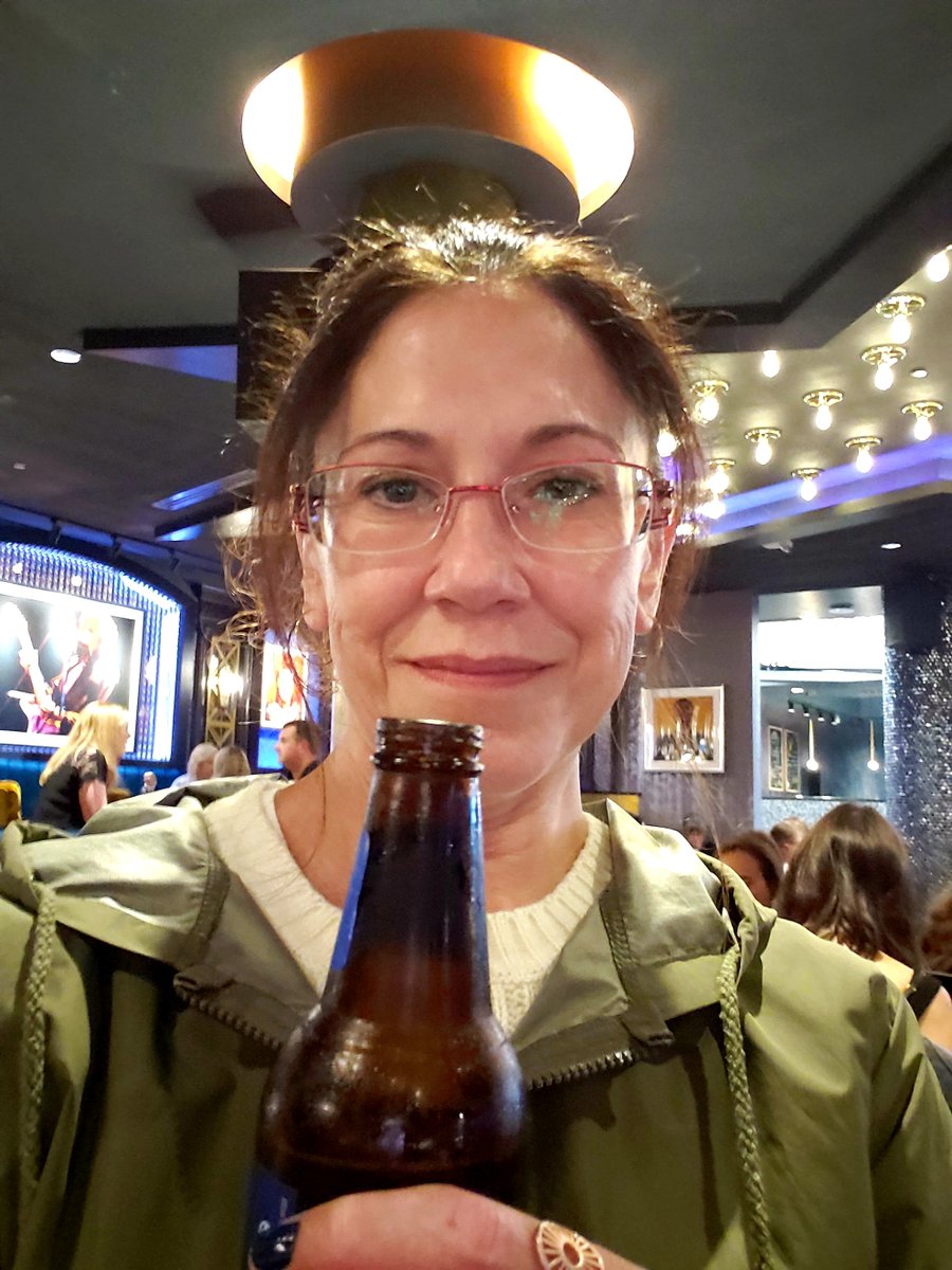 buffett_v's tweet photo. Cheers! George Street Festival tonight! 🍻 #atime https://t.co/BKqWiO3mOe