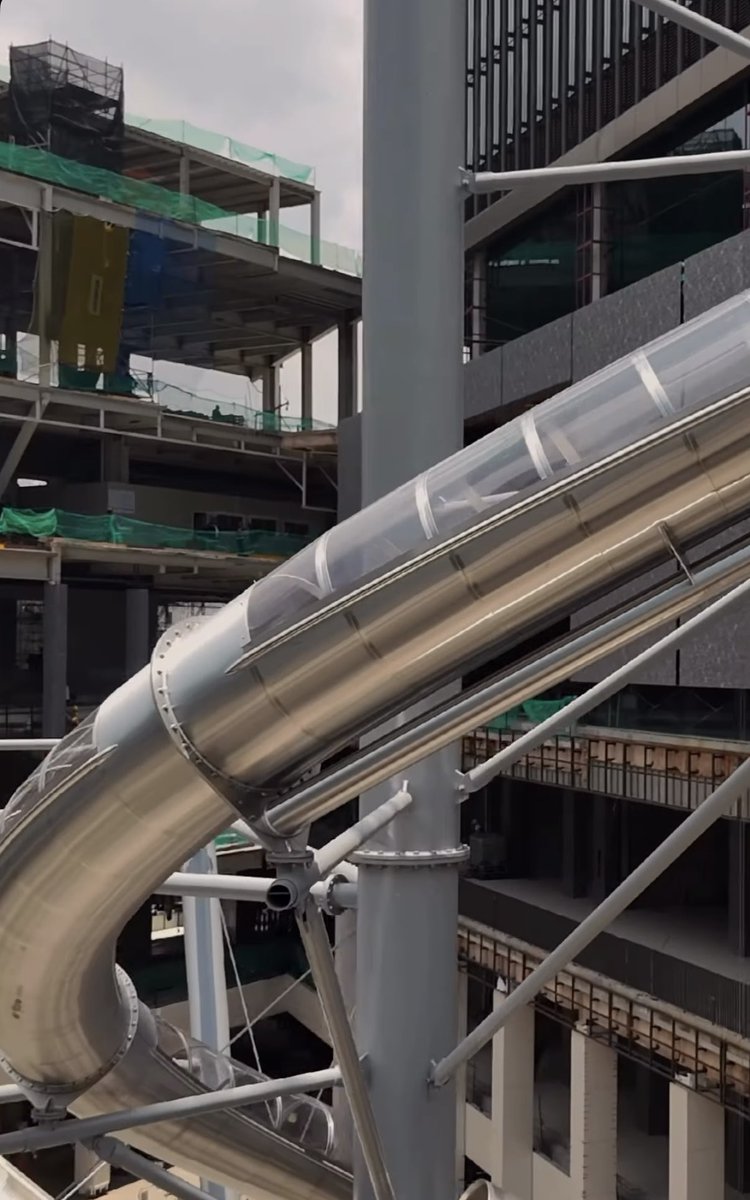 oscar_report's tweet photo. La expansión de ANTARA contará con una obra del artista belga Carsten Höller.

Aplicando su característica “curiosidad científica”, se trata de una serie de toboganes que recorrerán el jardín central del centro comercial. 
Este es el avance de su obra.

📸espacios https://t.co/5E2hk0GFCw